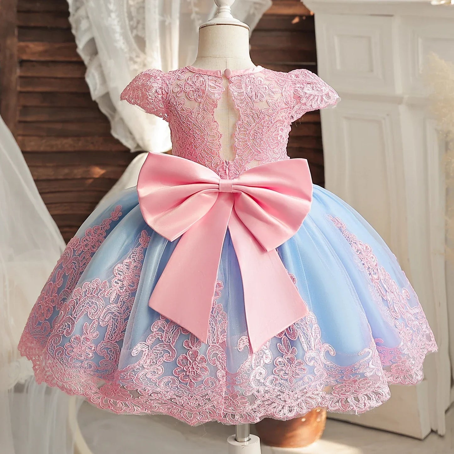 Elegant Girls Princess Dress for Kids Vintage Embroidery Backless Children Festival Party Luxury Gown Lace Baby Baptism Vestidos