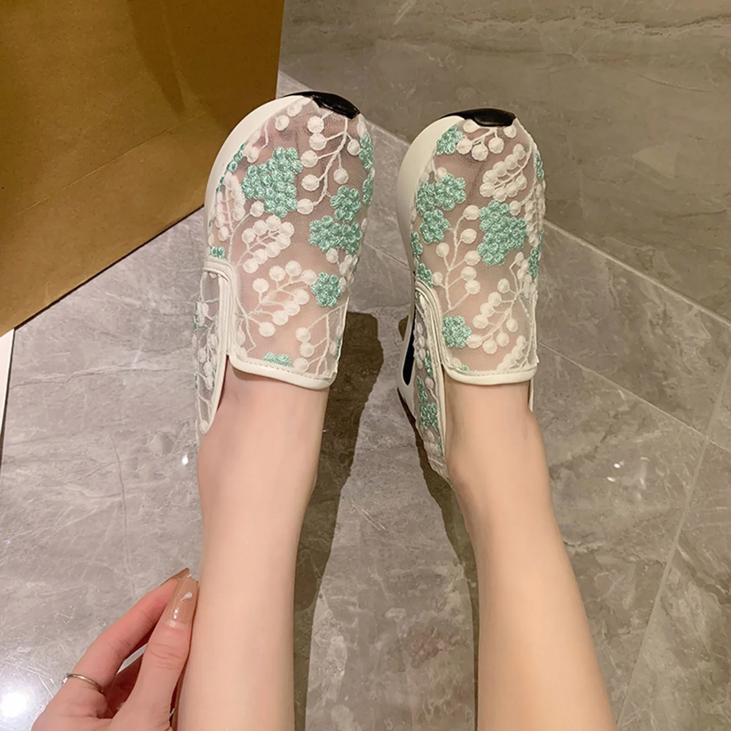 Fashion Loafers Ladies Breathable Lace Mesh Flower Summer Comfy Flats Shoes Women Round Head Thick Bottom Casual Shoes zapatos