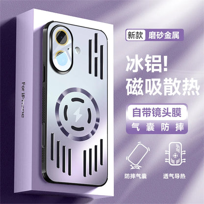 A metallic phone case with a circular magnetic heat dissipation design and vent-like cutouts, shown mounted on a phone next to its white retail box. The image includes Chinese promotional text and feature icons on a purple gradient background.
