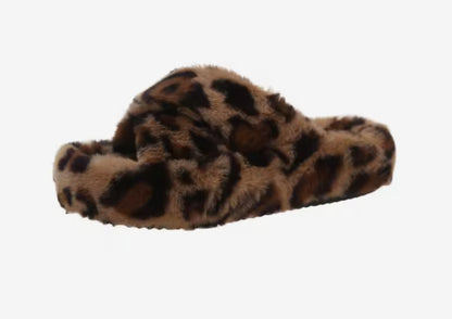 Cozy women's leopard faux fur slippers with a plush design for comfort at home