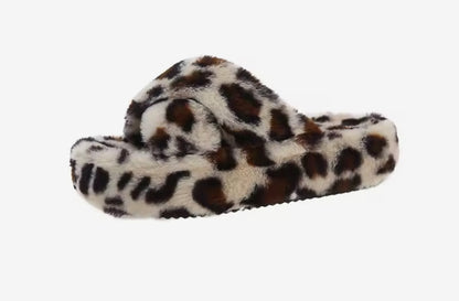 Women's leopard faux fur slippers with a cozy design for stylish comfort at home